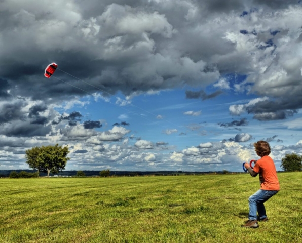 Kind mit Drachen im Herbst